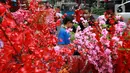 Warga memilih pernak-pernik Imlek di Kawasan Pasar Glodok Pancoran, Jakarta Barat, Jumat (13/1/2023). Menurut salah satu pedagang penjualan tahun ini lebih ramai dibandingkan dengan dua tahun sebelumnya imbas pandemi COVID-19. (Liputan6.com/Johan Tallo)