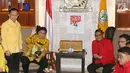 Ketum DPP Partai Golkar Airlangga Hartarto saat menyambut kedatangan Sekjen PDIP Hasto Kristiyanto di kantor DPP Partai Golkar, Jakarta, Selasa (20/3). Pertemuan tersebut menyambung silahturahmi dan membahas pilpres 2019. (Liputan6.com/Angga Yuniar)