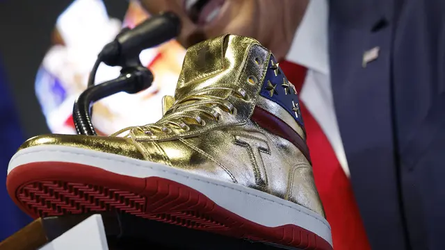 Donald Trump Jualan Sneaker Emas Usai Disuruh Bayar Denda Rp5,56 Triliun oleh Pengadilan New York