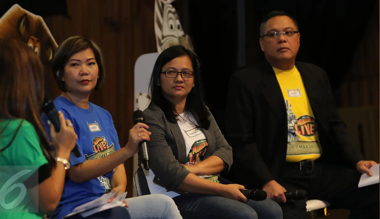 Marketing Director Sorak Gemilang Entertainment, Mervi Sumali (kiri) dan Vice Presiden Strategic Marketing dan Communication Bank Mandiri, Ari Wita (tengah) dalam konferensi pers Madagascar Live di Jakarta, Kamis (14/4).  (Liputan6.com/Herman Zakharia)