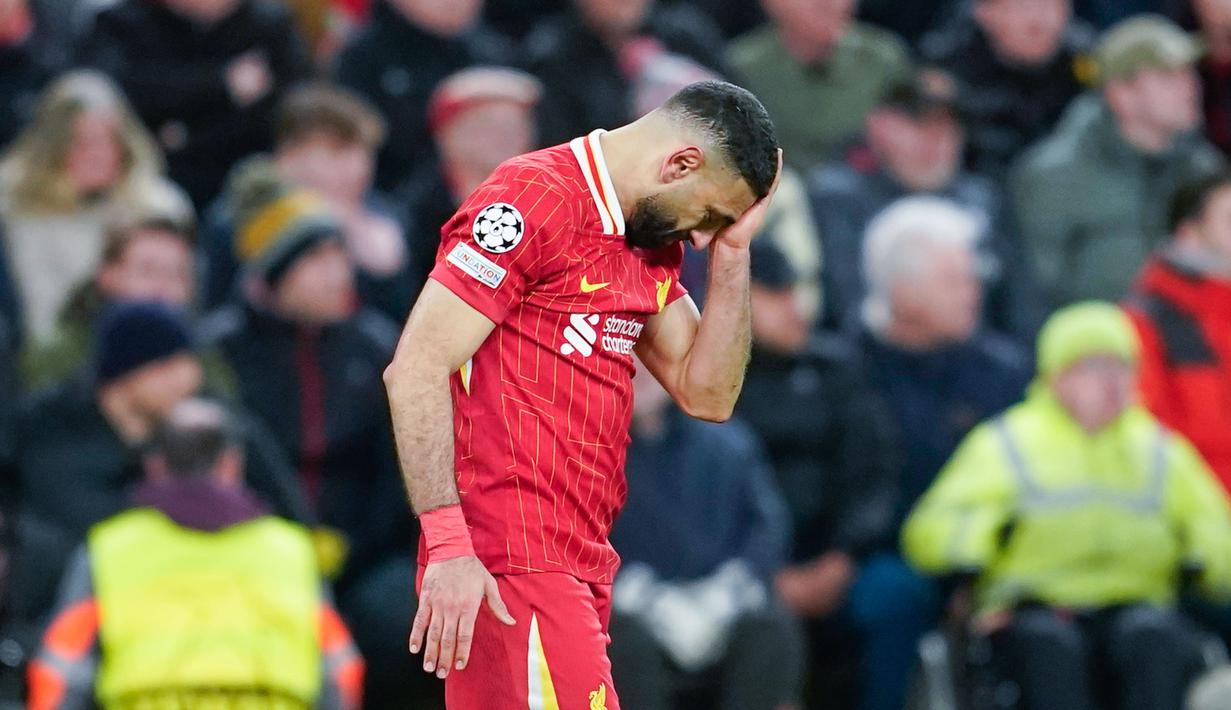 Pemain Liverpool, Mohamed Salah, tak kuasa menahan kesedihan setelah ditaklukkan PSG lewat adu penalti 0-1 (1-4) dalam laga leg kedua 16 besar Liga Champions 2024/2025 yang digelar di Anfield, Rabu (12/3/2025) dini hari WIB. (AP Photo/Dave Thompson)