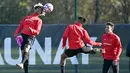 Para pemain Rennes saat mengikuti sesi latihan tim di Pusat Pelatihan Henri-Guerin di La Piverdiere di Rennes, Prancis barat (3/11/2020). Rennes akan bertanding melawan Chelsea pada grup E Liga Champions di Stamford Bridge, London. (AFP/Damien Meyer)