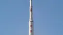 Korea Utara meluncurkan roket jarak jauh di lokasi peluncuran, Sohae, (7/2). Beberapa negara berpendapat bahwa peluncuran roket tersebut merupakan salah satu uji coba rudal. (REUTERS / Kyodo)