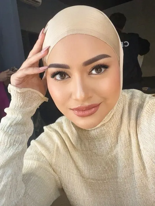 Paras bule Nathalie Holscher terlihat sempurna di foto ini. Dalam balutan outfit bernuansa keemasan, Nathalie memperlihatkan wajahnya yang telah dimakeup dengan warna-warna hangat; cokelat muda untuk bibir dan eyemakeup yang membuat tampilan matanya lebih tajam. Foto: Instagram.