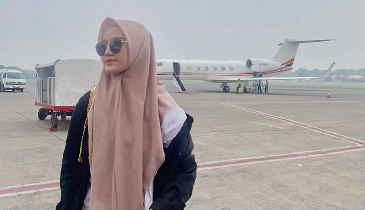 Unggah foto ala candid dan tanpa pamer senyum, pebisnis muda dengan nama lengkap Wirda Salamah Ulya ini dipuji cantik. Tak hanya bikin penampilannya makin keren, kacamata yang dikenakan Wirda ini tentnya melindungi matanya dari sinar matahari yang menyilaukan mata. Dalam Instagramnya, Wirda tak hanya sekadar posting foto namun biasanya disertai dengan keterangan unggahan yang menginspirasi.(Liputan6.com/IG/@wirda_mansur)