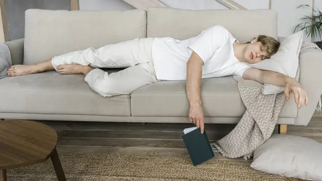 Ilustrasi tidur di sofa, bermimpi