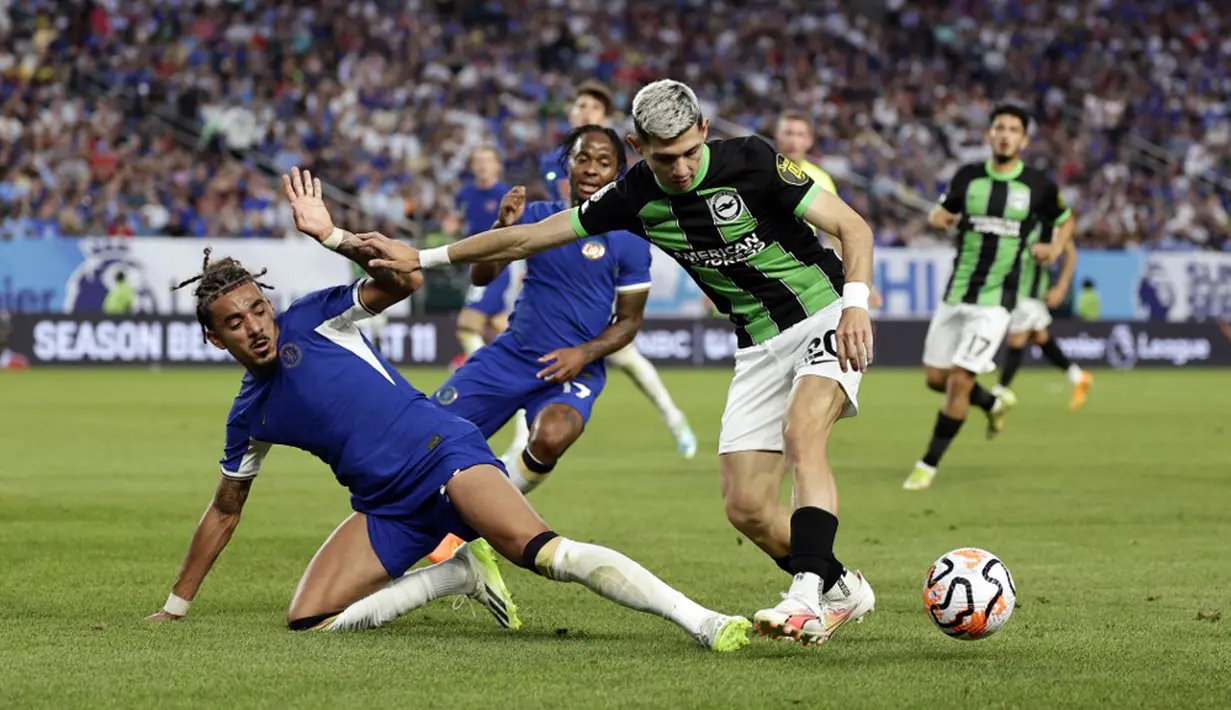 Tujuh gol tercipta dalam pertandingan uji coba antara Chelsea vs Brighton & Hove Albion. The Blues mengalahkan 10 pemain The Seagulls dengan skor 4-3. (Adam Hunger/Getty Images/AFP)