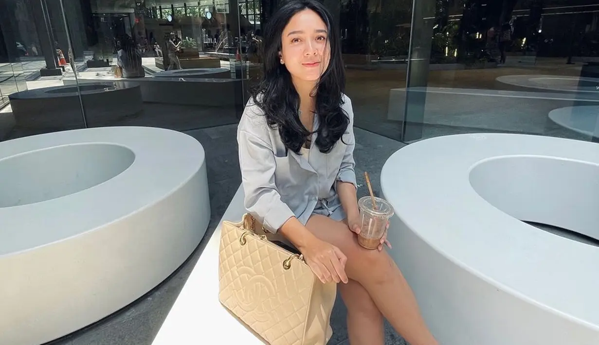 Gaya kasual seakan sudah menjadi andalan istri Ariel Nidji ini. Saat hangout ia memilih tampil simpel. Dea Ananda mengenakan kemeja panjang yang dipadukan dengan hot pants. (Liputan6.com/IG/@dea_ananda)
