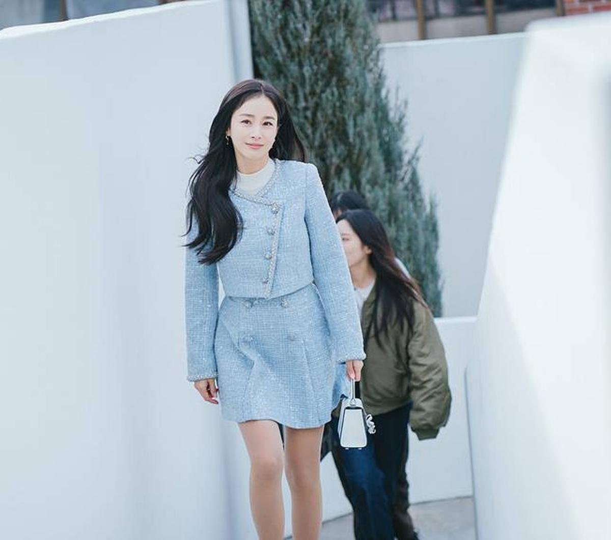 Aktris cantik istri dari bintang Korea, Rain, ini tampil anggun dan sangat cantik saat ia tiba-tiba datang untuk menjadi model Cho Sam Dal yang diperankan Shin Hye Sun.