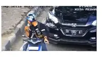 Lagi Makan Es Krim di Lampu Merah, Cowok Ini Kena Gombalan Polwan CCTV