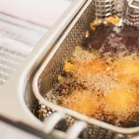 Ilustrasi menggoreng tahu crispy. (Sumber: Freepik.com)