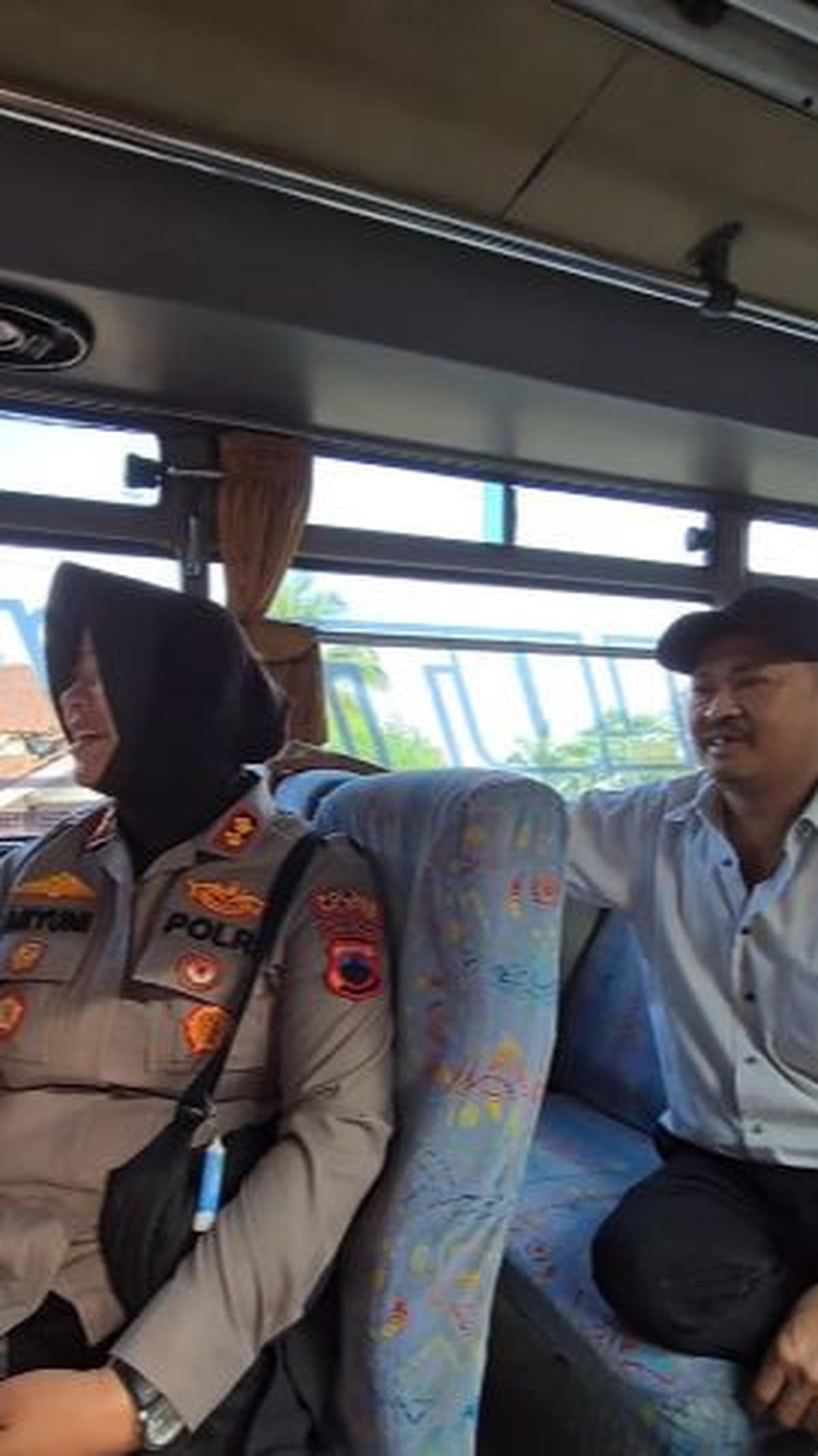 Aryuni menaiki bus kota setiap hendak pergi ke SMP.