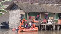 Penyelamatan Balita Terjebak Banjir Kuta