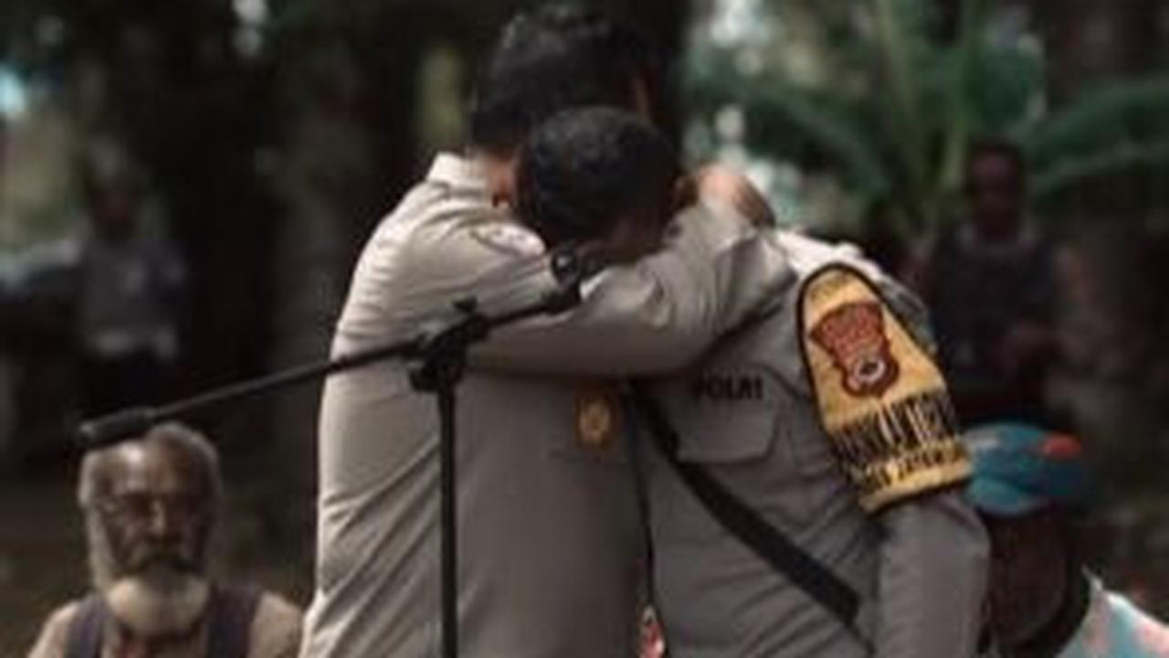 Kepada Staenly, Fadil pun berjanji akan mengawal pembangunan rumah Staenly agar lebih layak digunakan untuk berkegiatan.