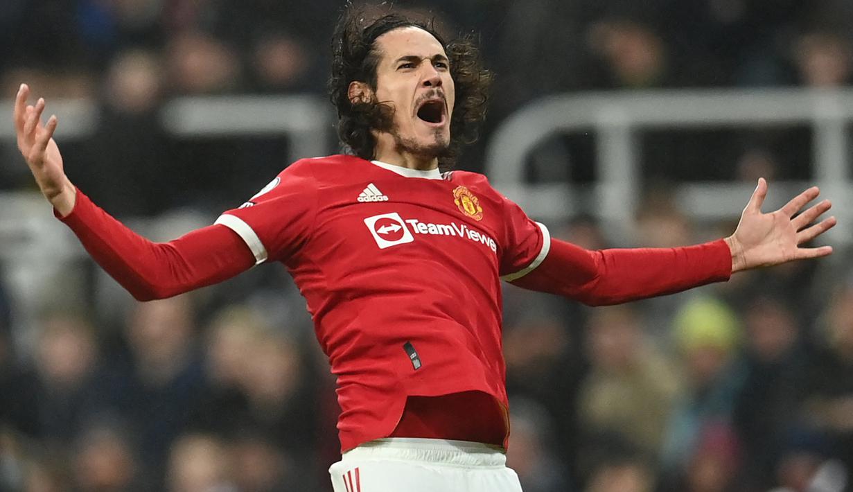Edinson Cavani. Striker Uruguay berusia 35 tahun ini tampil memikat di musim pertamanya 2020/2021 dengan mencetak total 17 gol bagi Manchester United. Namun musim ini akibat dilanda cedera dan hadirnya CR-7 membuatnya minim bermain. Kabarnya ia akan meninggalkan MU akhir musim ini. (AFP/Paul Ellis)