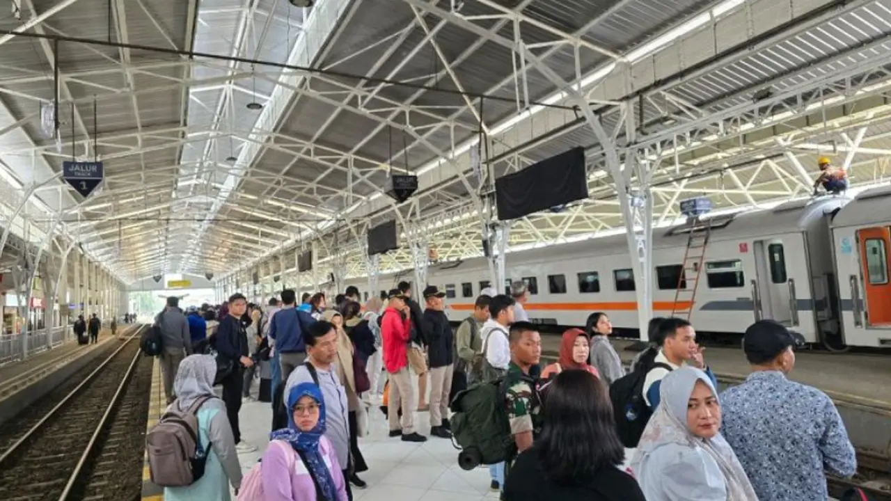 PT KAI siap mengoperasikan 7.982 perjalanan kereta api selama Libur Nataru, yang terdiri dari 7.038 perjalanan reguler dan 944 perjalanan tambahan.