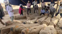 Pada Sabtu 19 Oktober 2019, para arkeolog membuka dua peti mati dari 30 mumi yang ditemukan pada awal tahun ini dengan perkiraan berusia 3.000 tahun. (Twitter/Kementrian Barang Antik Mesir)