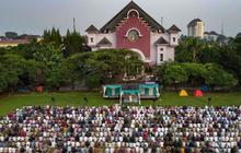 FOTO: Indahnya Toleransi di Depok, Salat Iduladha Berlangsung Damai di Depan Gereja Bethel Indonesia