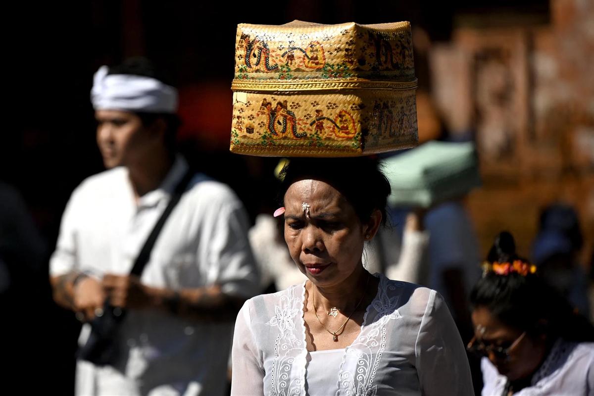FOTO: Umat Hindu Rayakan Hari Raya Galungan dengan Persembahyangan di Pura
