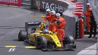 Pebalap Renault, Jolyon Palmer, juga hilang kendali dan menabrak dinding pembatas saat latihan bebas pertama F1 GP Monako, Kamis (26/5/2016). (Bola.com/Twitter/F1)