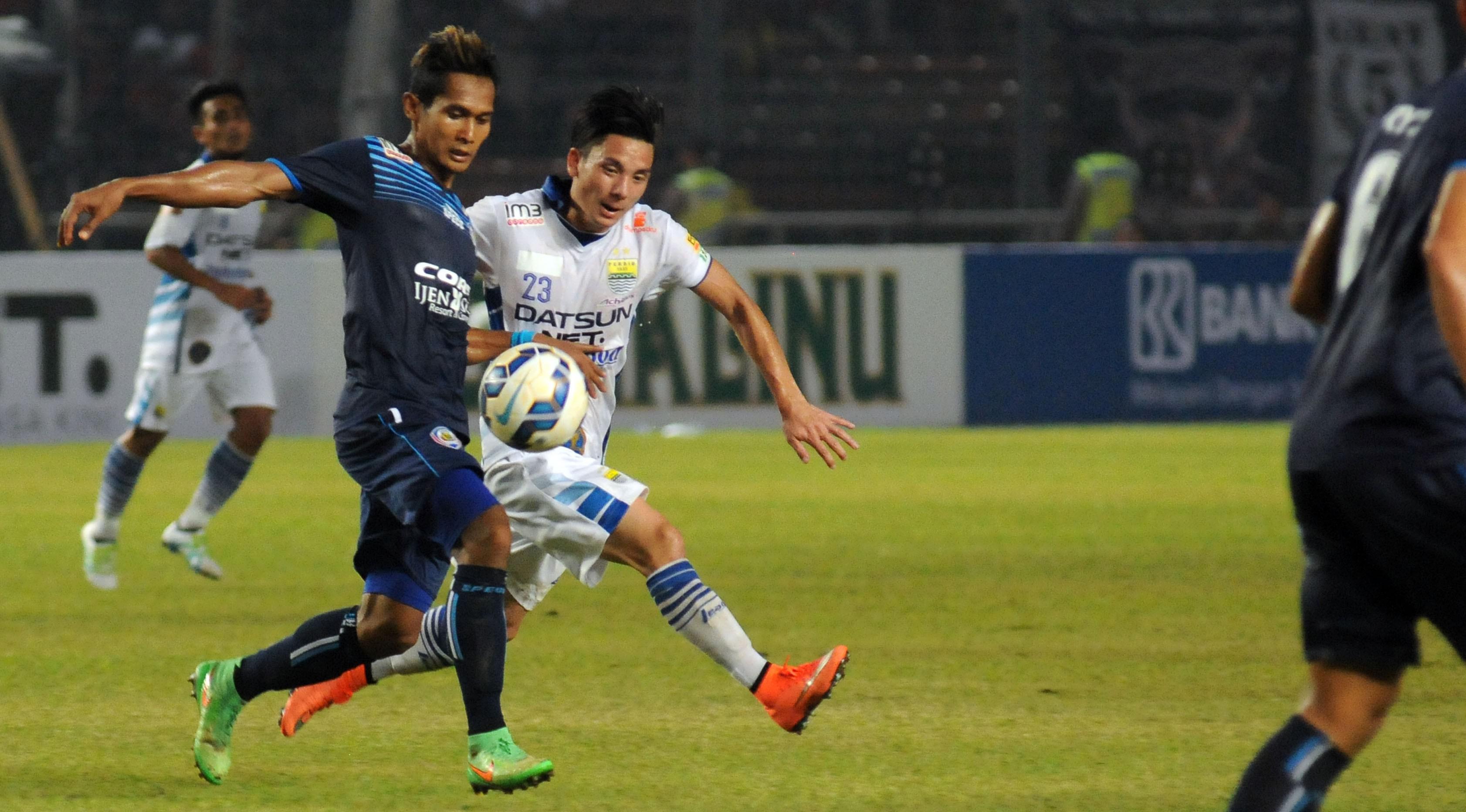 Duel Persib vs Arema akan disiarkan langsung Tvone mulai pukul 19.00 WIB. (Liputan6.com/Helmi Fithriansyah)