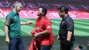 Legenda Manchester United (MU), Ryan Giggs, berbincang dengan fans dalam acara peluncuran kartu kredit Maybank yang berkolaborasi dengan MU di Jakarta Convention Center (JCC), Senayan, Jakarta, Sabtu (18/5/2024). (Bola.com/M Iqbal Ichsan)
