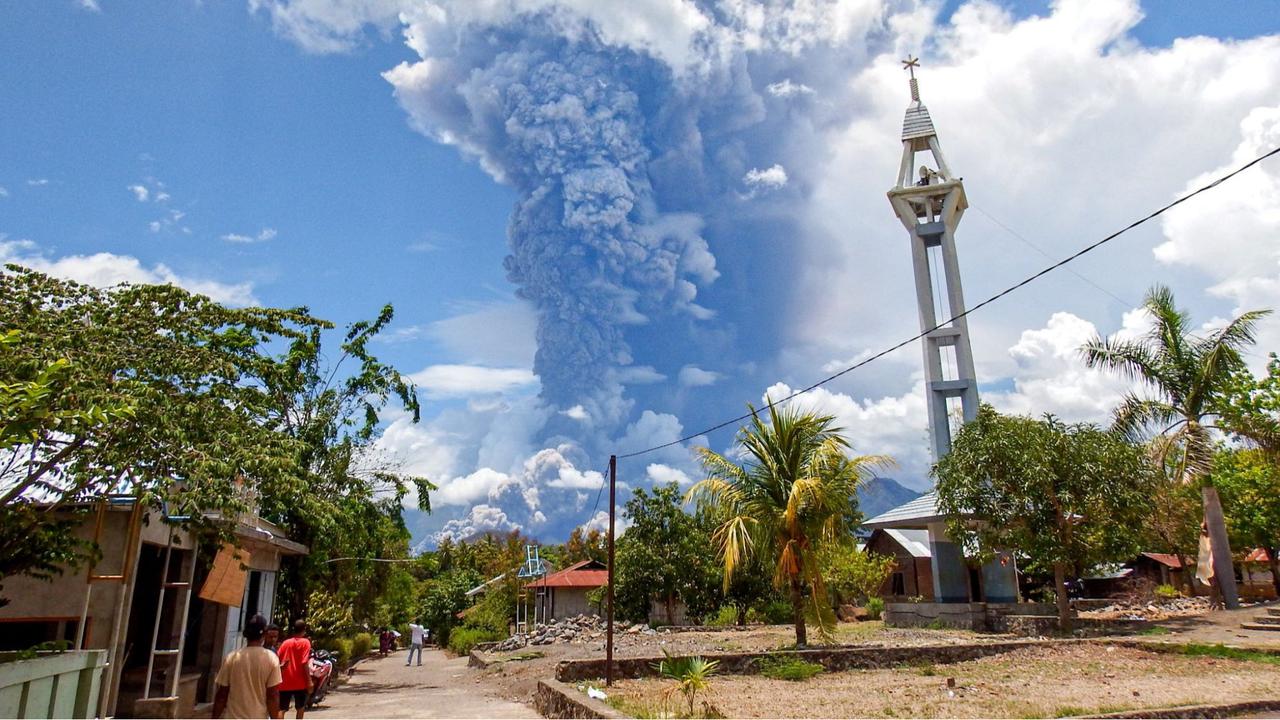 Gunung Lewotobi Laki-Laki meletus