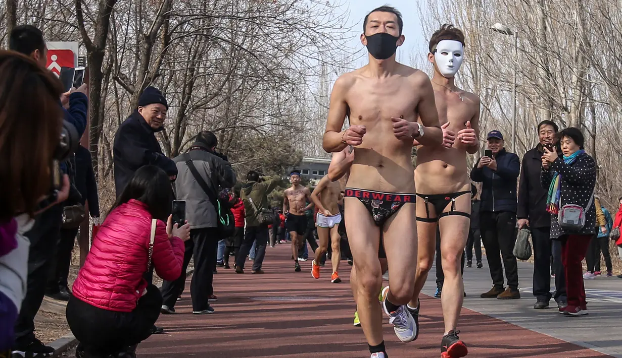 Peserta mengambil bagian dalam lomba lari tahunan Undie Run di Olympic Forest Park, Beijing, 24 Februari 2019. Sejarahnya event Maraton Undie Run merupakan gerakan sosial lingkungan yang pertama kali diselenggarakan di California, AS. (Photo by STR / AFP)