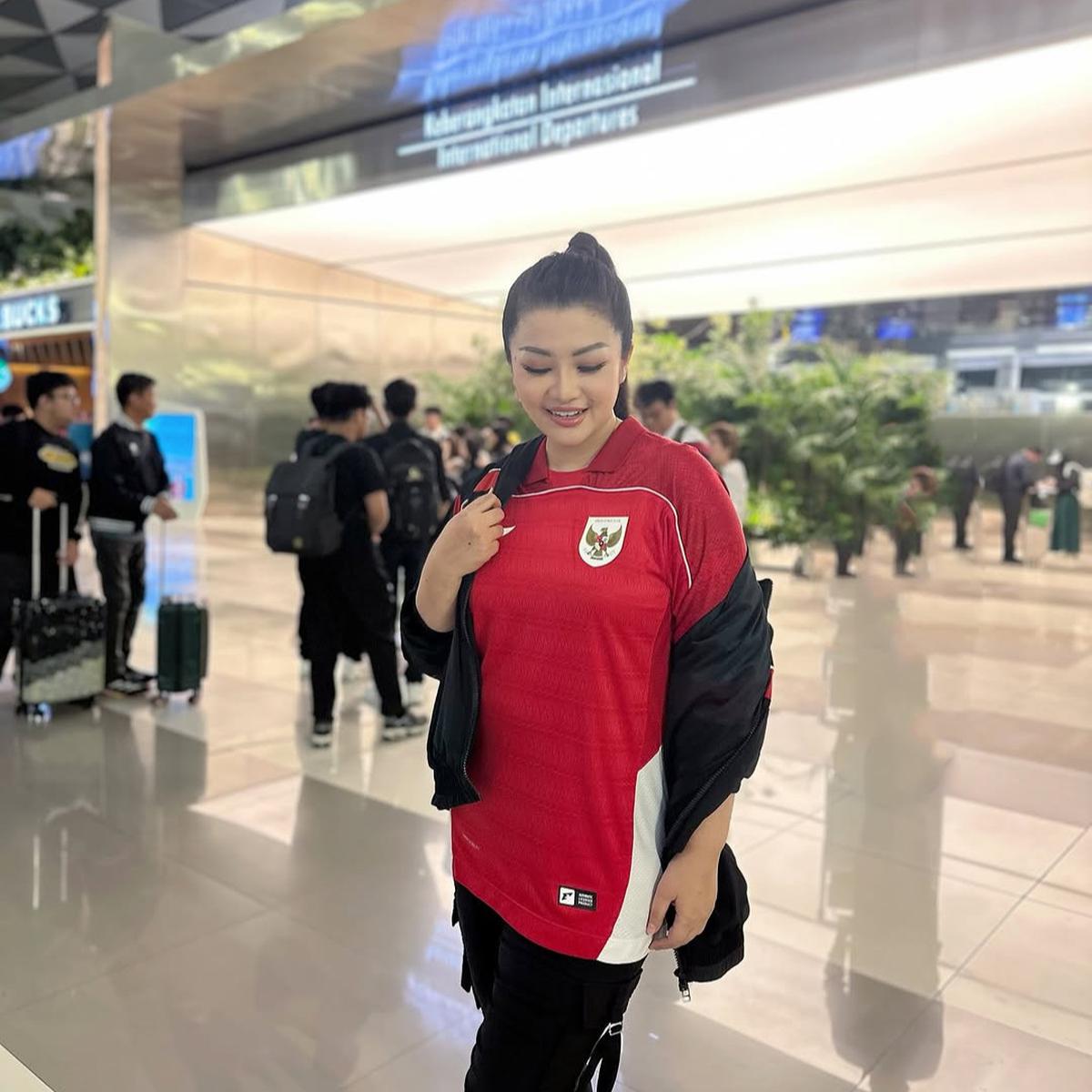 5 Potret Fitri Carlina Bertolak ke Sydney Demi Totalitas Dukung Timnas Indonesia