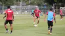 Pemain Bhayangkara FC, Radja Nainggolan, mengontrol bola saat sesi latihan di Lapangan B Senayan, Jakarta, Jumat (12/1/2023). (Bola.com/M Iqbal Ichsan)