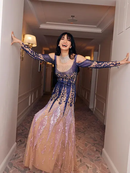 Dalam Festival Film Cannes 2023, Raline Shah tampak memakai tiga busana yang berbeda. Pertama, ia tampil cantik mengenakan gaun berwarna royal blue. Kemudian, Raline juga membuat terpukau saat mengenakan kebaya royal blue yang dipadukan dengan kain batik sebagai bawahan. Selanjutnya, penampilan elegan ditunjukkannya dalam balutan gaun karya desainer asal Libanon dan set perhiasan berlian. (Liputan6.com/IG/@ralineshah)