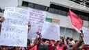 Salah satu spanduk bertuliskan tuntutan saat puluhan mantan karyawan 7-Eleven (Sevel) menggelar demonstrasi di Jakarta, Selasa (26/9). Massa juga menuntut pengembalian BPJS yang telah dipotong dari gaji setiap bulannya. (Liputan6.com/Faizal Fanani)