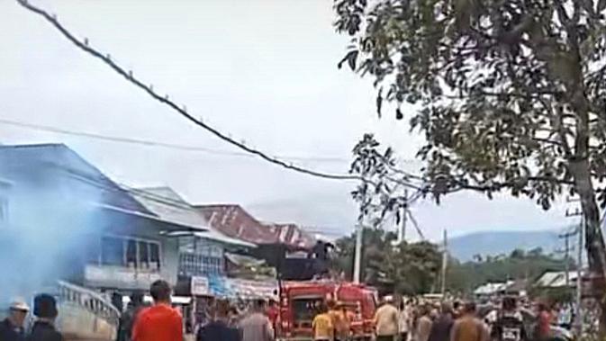 Viral Video Mobil Damkar Dilempari Batu Diduga Telat Datang ke Lokasi Kebakaran