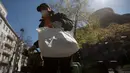 Pengemudi kereta kuda membawa paket makanan di distrik ke-3 di Wina, Austria pada 8 April 2020. Kereta yang disebut Fiaker yang biasanya mengangkut turis berkeliling, kini semenjak pandemi Corona beralih fungsi menjadi pengantar makanan untuk warga lanjut usia di daerah tersebut. (ALEX HALADA/AFP)