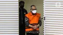 Sekjen Kementerian Pertanian, Kasdi Subagyono mengenakan rompi tahanan usai menjalani pemeriksaan di Gedung Merah Putih KPK, Jakarta, Rabu (11/10/2023). (Liputan6.com/Angga Yuniar)
