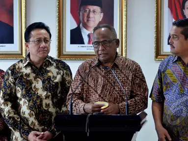 Plt Ketua KPK Taufiquerachman Ruki (kedua kanan) melakukan konferensi pers bersama Ketua DPD RI Irman Gusman (kedua kiri) seusai menggelar pertemuan tertutup di Komplek Parlemen Senayan, Jakarta, Jumat (27/3/2015). (Liputan6.com/Andrian M Tunay)
