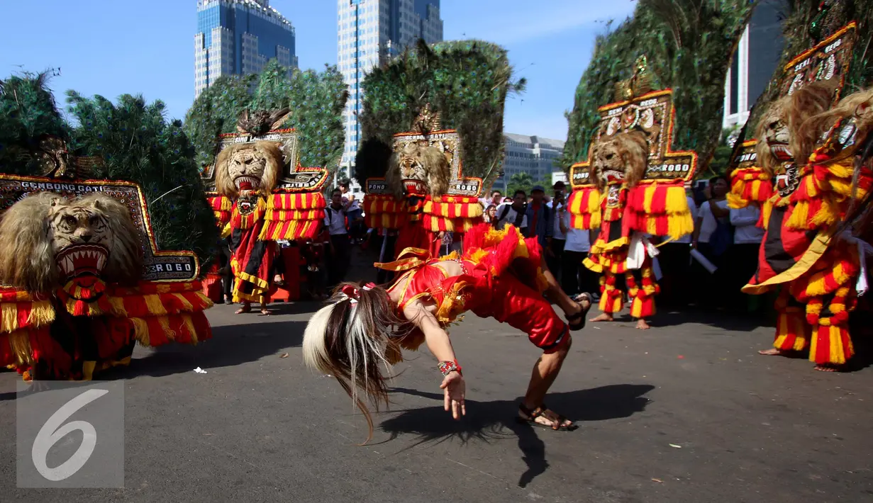 Atraksi para pemain Reog Ponorogo saat tampil ikut memeriahkan aksi Parade Bhineka Tunggal Ika di Jalan MH Thamrin, Jakarta Pusat, Sabtu (19/11). Parade tersebut menampilkan beragam budaya, suku, ras serta agam. (Liputan6.com/Gempur M. Surya)