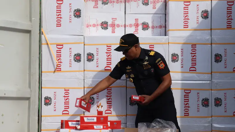 Belasan kontainer rokok ilegal diamankan Bea Cukai Tanjung Perak Surabaya. (Istimewa)