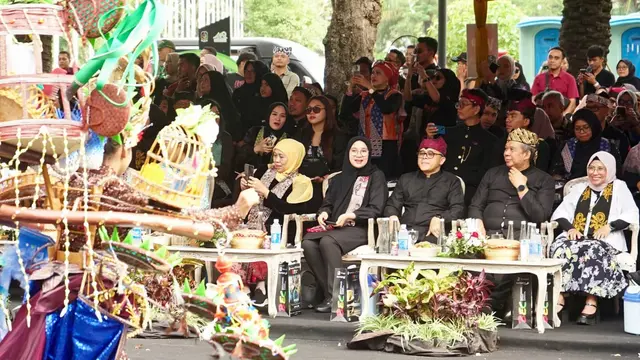 Dibuka dengan Doa Bersama untuk Korban KMP Tunu Pratama Jaya, Banyuwangi Ethno Carnival 2025 Hadirkan Parade Busana Khas Banyuwangi