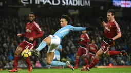 Gelandang Manchester City, Leroy Sane memanfaatkan umpan silang kala menjamu Watford dalam lanjutan pekan ke-22 Premier League di Etihad Stadium, Selasa (2/1). Manchester City mengatasi perlawanan Watford dengan skor 3-1. (Oli SCARFF/AFP)