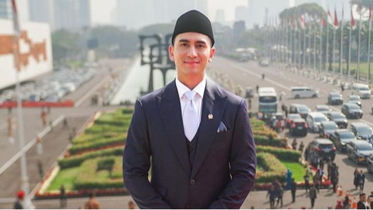 Tampil Gagah Pakai Jas Resmi, Verrel Bramasta Akui Merinding Saat Ucapkan Sumpah jadi Anggota DPR