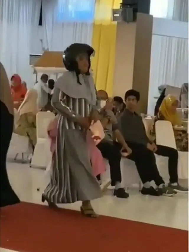 emak-emak kondangan pakai helm