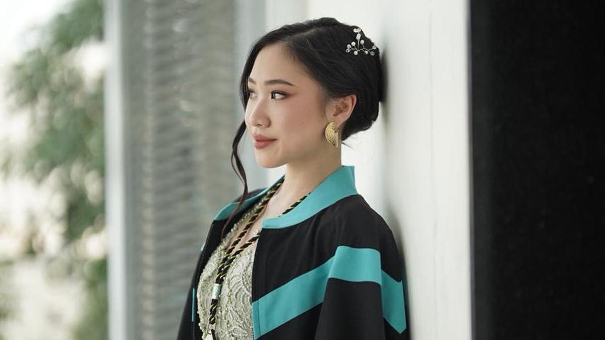 Momen Anak Femmy Permatasari Lulus Kuliah, Brigitta Memakai Toga Wisuda