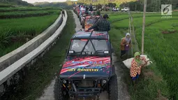 Wisatawan menaiki jip semi-terbuka saat berkeliling di Desa Wisata Kaki Langit Mangunan, Bantul, Yogyakarta (4/5). Jip berkapasitas 4 orang tersebut dibanderol Rp 350 ribu-750 ribu per unit. (Merdeka.com/Arie Basuki)