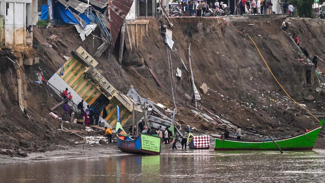 FOTO: Akses Terputus, Warga Kuta Blang Andalkan Penyeberangan Perahu Nelayan