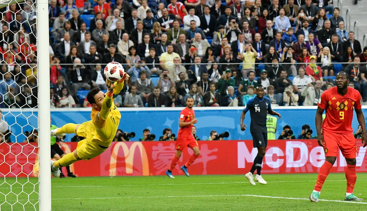 Pemain timnas Belgia, Vincent Kompany berebut bola dengan pemain Prancis, Olivier Giroud pada babak semifinal  di Stadion St. Petersburg, Selasa (10/7). Prancis meraih tiket final Piala Dunia 2018 setelah mengalahkan Belgia 1-0. (AP/ Petr David Josek)