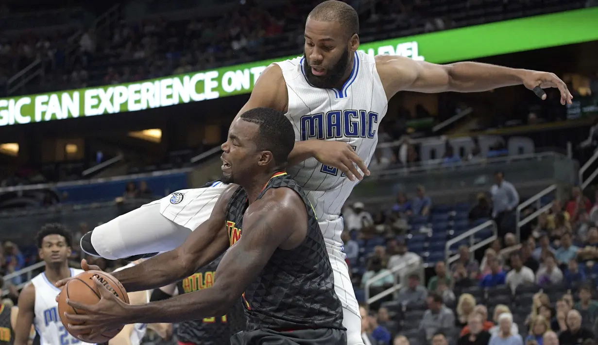 Pemain Atlanta Hawks, Paul Millsap (kiri) berusaha melewati hadangan pemain Orlando Magic, Arinze Onuaku #21 pada laga NBA preseason basketball game di Orlando, (17/10/2016) WIB. (AP/Phelan M. Ebenhack)