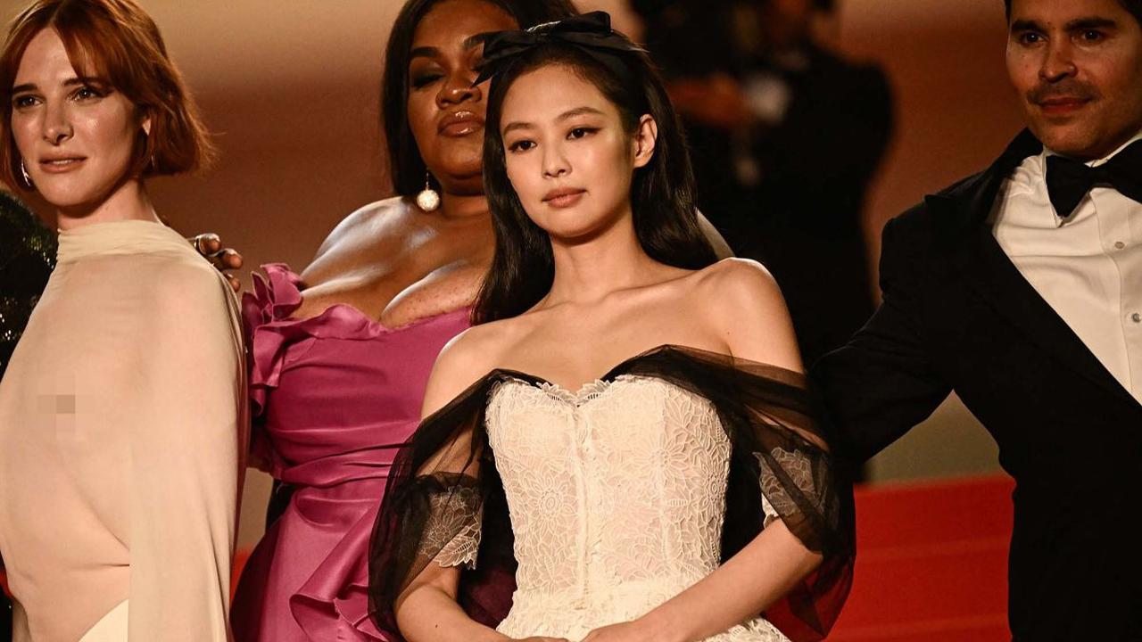 Alasan kedua adalah karena loyalitas penggemarnya yang kuat, khususnya penggemar dari Korea.
