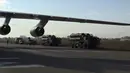Sejumlah Rudal S-400  tiba di pangkalan udara Hmeymim di Suriah. Rusia mengirim sistem rudal pertahanan udara untuk melindungi jet mereka saat tengah beroperasi menjalankan misi di dekat wilayah udara perbatasan Turki-Suriah. (Reuters)