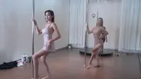 Jessica Iskandar dan Jennifer Bachdim latian pole dance (Sumber: YouTube/Jessica Iskandar)